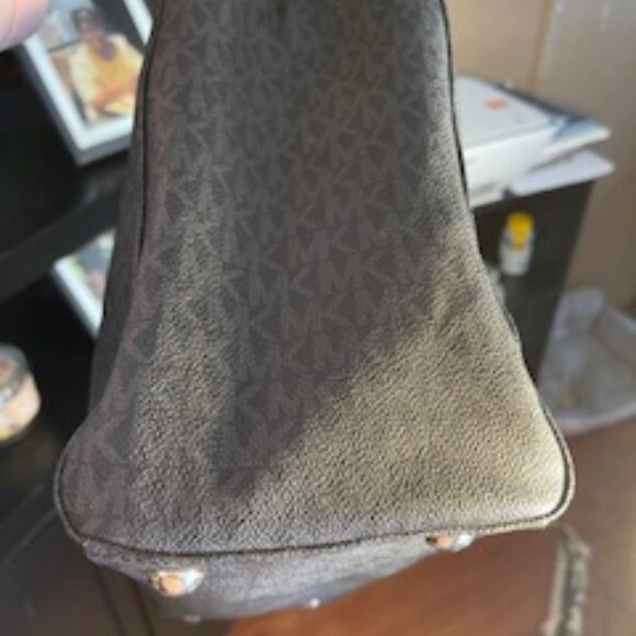 MICHAEL KORS, EUC LEATHER TOTE - Picture 4 of 13